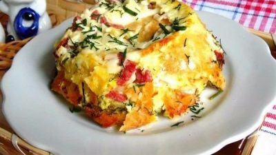 Омлет с сыром и колбасой в чашке