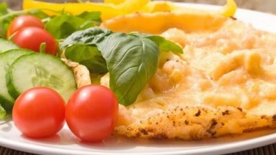 Омлет с сыром, курицей и помидорами