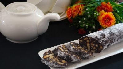 Ореховая колбаска с печеньем и какао