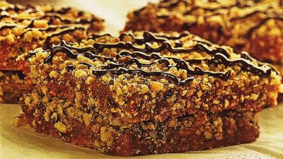 Ореховые пирожные с малиновым вареньем