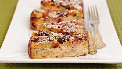 Ореховый пирог с сухофруктами и яблоками