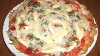 Оригинальная картофельная пицца с колбасой