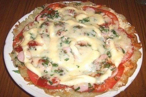 Оригинальная картофельная пицца с колбасой