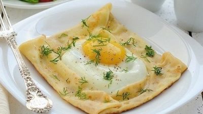 Оригинальная яичница в блине