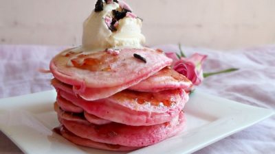 Оригинальные розовые блины с апельсиновым соусом