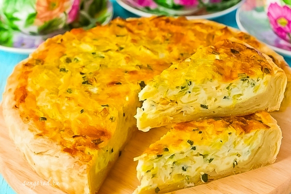 Быстрый пирог с яйцом, сыром и луком пошаговый рецепт с фото
