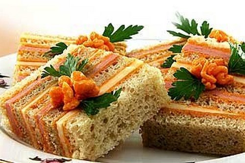 Оригинальный полосатый бутерброд