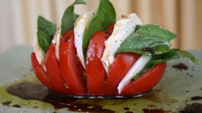 Оригинальный салат «Капрезе» в помидоре