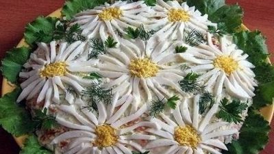 Оригинальный салат «Ромашковое поле»