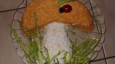 Оригинальный салат с куриной грудкой и грибами