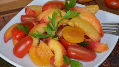 Оригинальный салат с персиками и помидорами