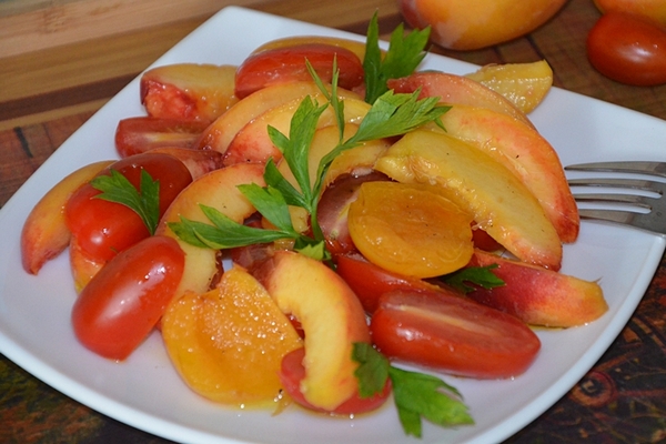 Оригинальный салат с персиками и помидорами