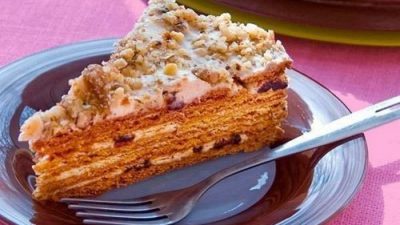 Особый медовый торт с черносливом