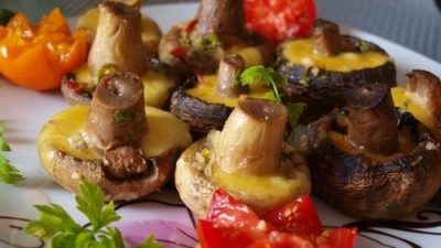 Острые шампиньоны с сыром из духовки