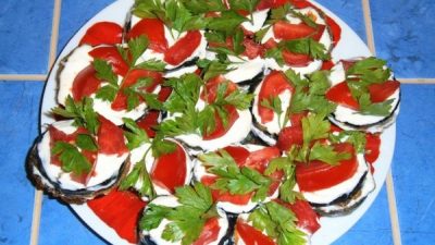 Острые жареные баклажаны с помидорами