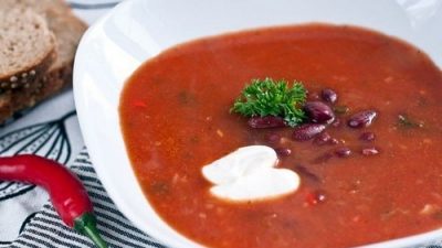 Острый густой томатный суп с фасолью