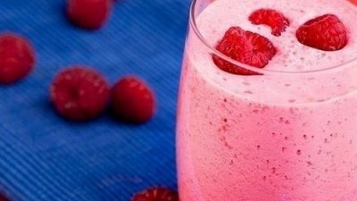 Освежающий молочный коктейль с малиной