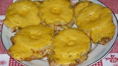 Отбивные из куриного филе с ананасом и сыром