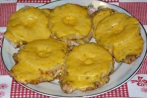 Куриное филе с ананасом и сыром на сковороде