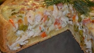 Открытый пирог с куриной грудкой и овощами