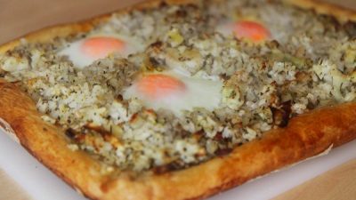 Открытый пирог с рисово-рыбной начинкой
