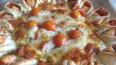 Открытый пирог с сыром, рыбой и овощами