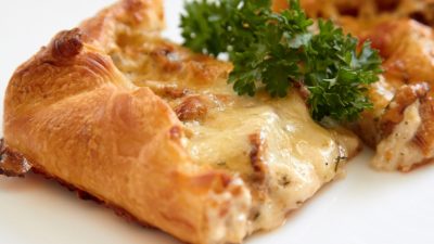 Открытый пирог с сыром, сметаной и грибами