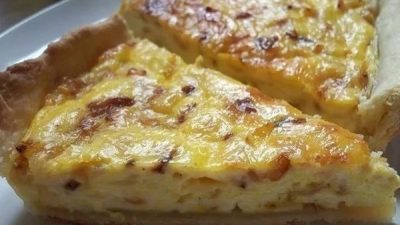 Открытый сырный пирог с ветчиной и помидорами