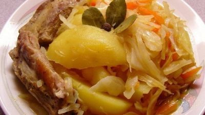 Овощное рагу с капустой и свининой