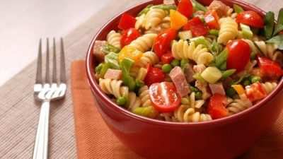 Овощной салат по-итальянски с ветчиной, макаронами и сыром