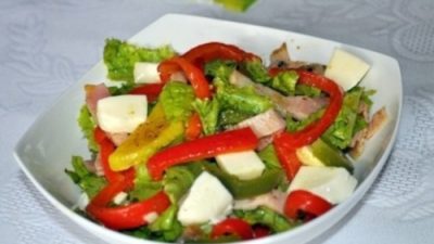 Овощной салат с бужениной и моцареллой