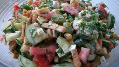 Овощной салат с крабовыми палочками и сухариками