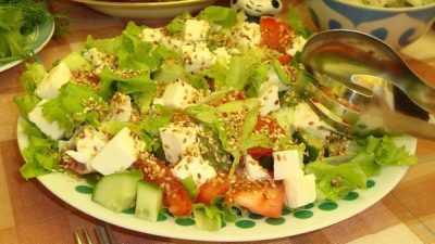 Овощной салат с кунжутом и моцареллой