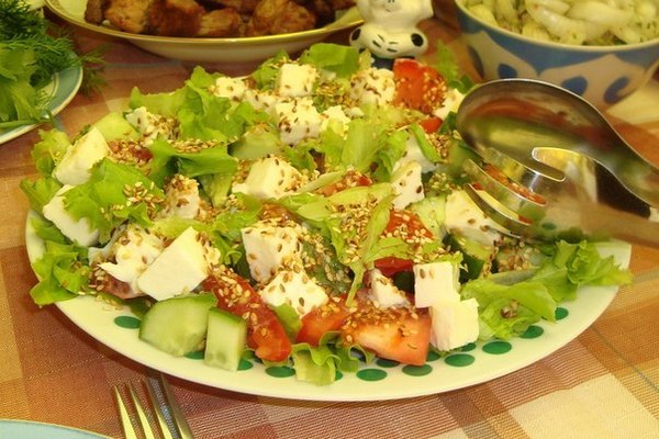 Овощной салат с кунжутом и моцареллой