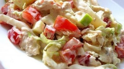Овощной салат с курицей и кальмарами