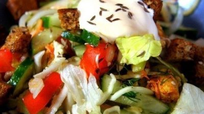 Овощной салат с куриной грудкой и хлебом
