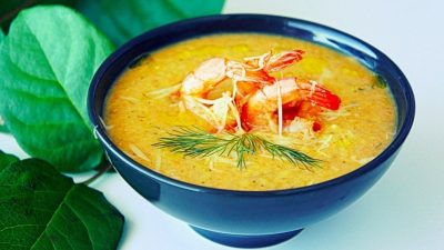 Овощной суп-пюре с креветками и сыром