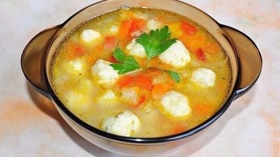 Овощной суп с сырными шариками-клецками