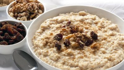 Овсяная каша с изюмом к завтраку
