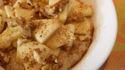 Овсянка с яблоками, мёдом и грецкими орехами