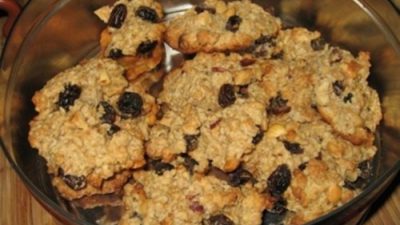 Овсяное печенье с изюмом, орехами и коньяком