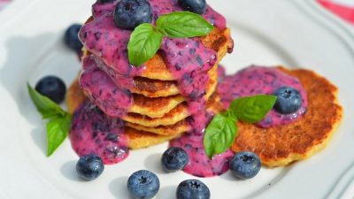 Овсяные оладьи с творогом и голубикой
