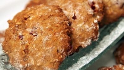 Овсяные плюшки с вишней и орехами в духовке