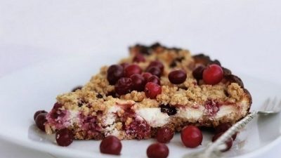 Овсяный пирог с ягодами и творогом