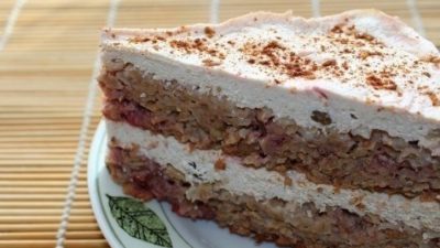 Овсяный тортик с клубникой и изюмом