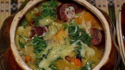 Охотничьи колбаски с овощами в горшочках