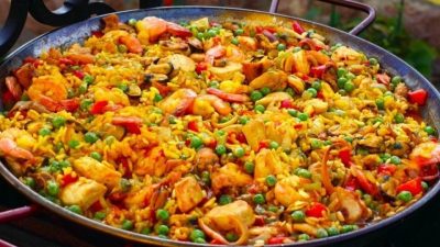 Паэлья с куриным филе, морепродуктами и овощами