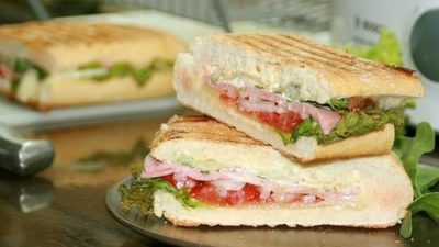 Панини с бужениной и перцем чили