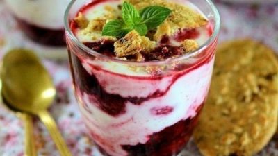 Парфе с вишней и овсяным печеньем