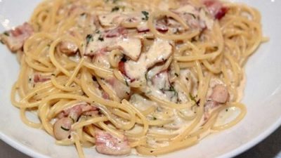 Паста карбонара с шампиньонами и беконом